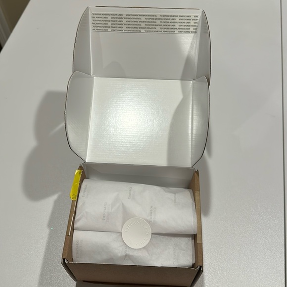 Tiffany packaging: blue box, gift card, envelope, ribbon, bag and shipping box - Picture 8 of 12